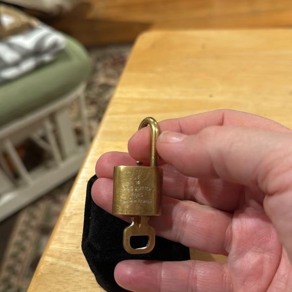 LV Lock and Key 302 - Picture 3 of 3